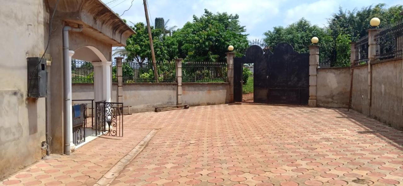 Residence Jeanne A Yaounde Odza Messamengo Buitenkant foto